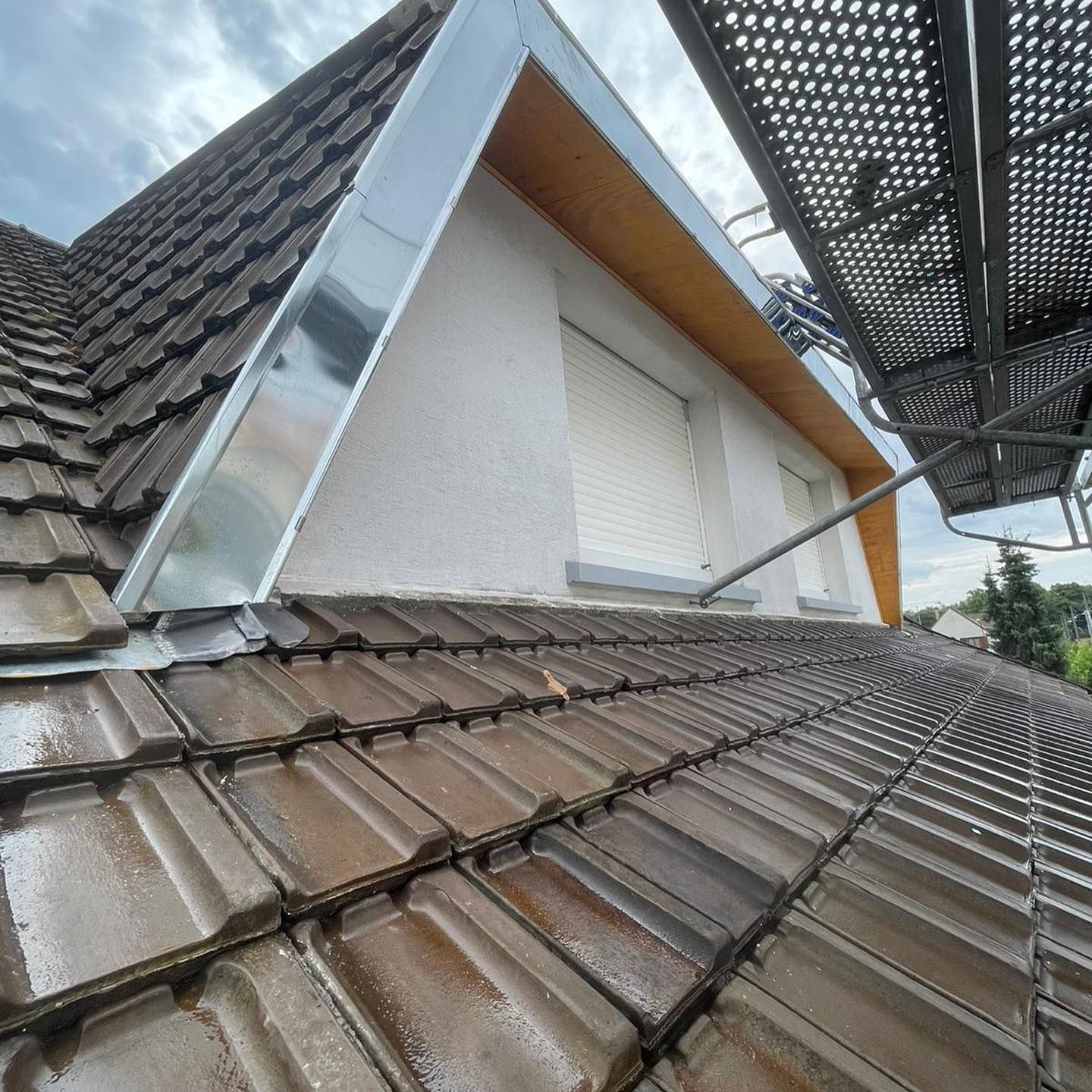 Arrête en zinc d'une fenêtre de toit