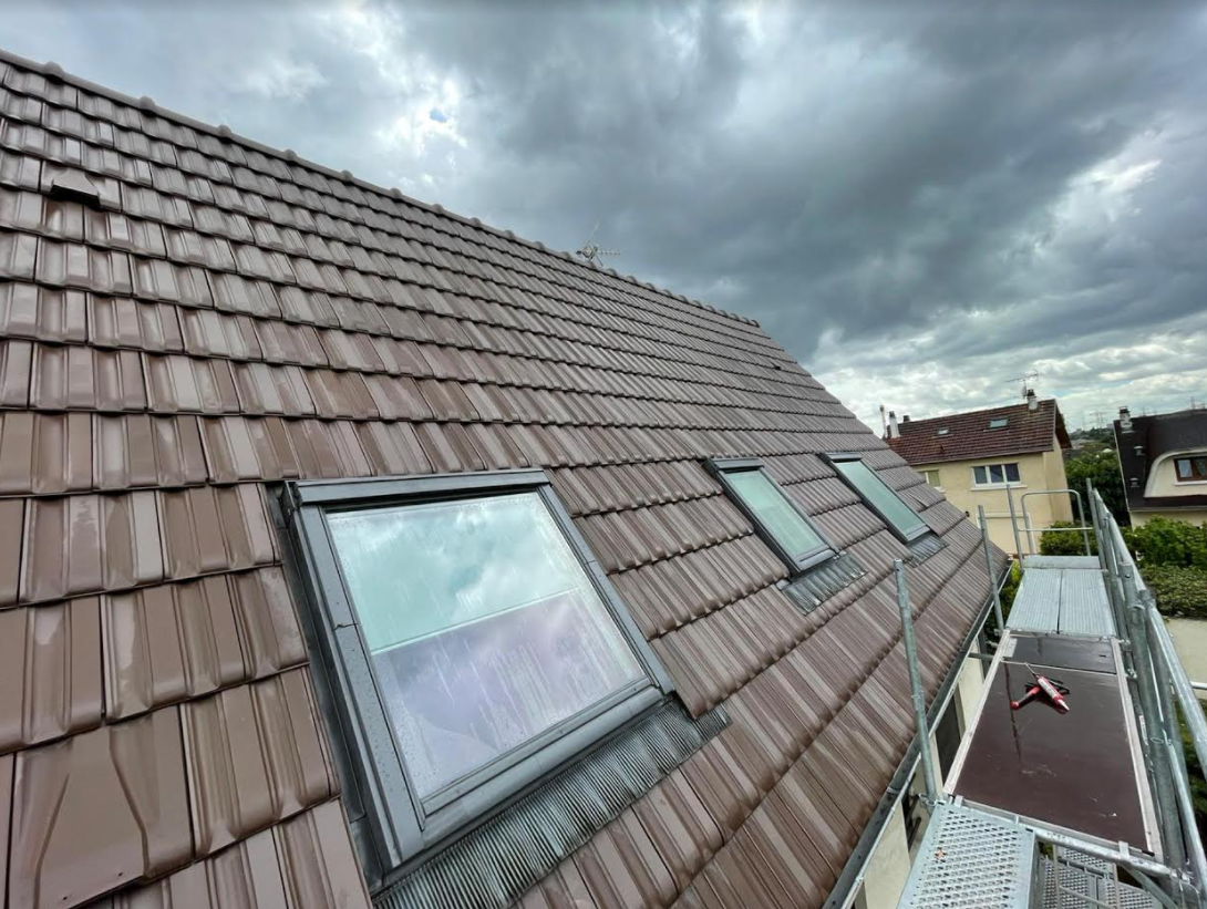 Ligne de fenêtres de toit.