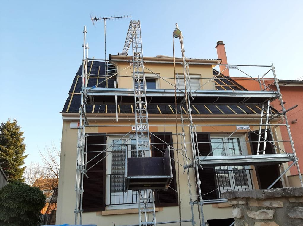 Maison avec échafaudage sur la façade.