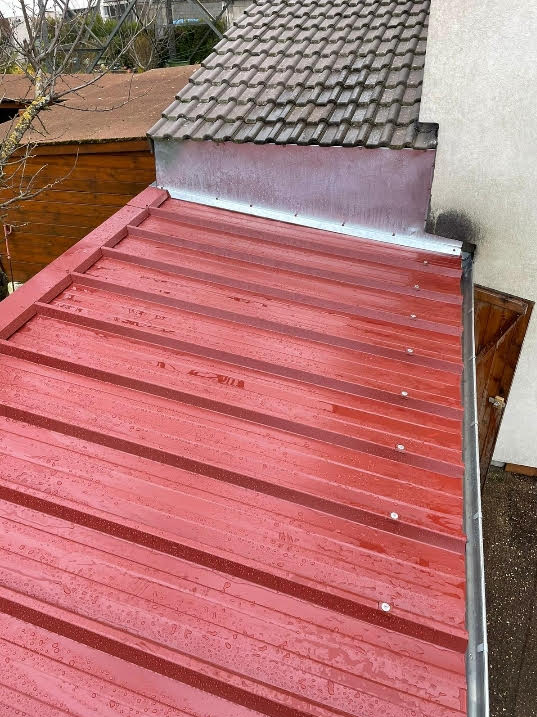 Toiture en bac acier rouge