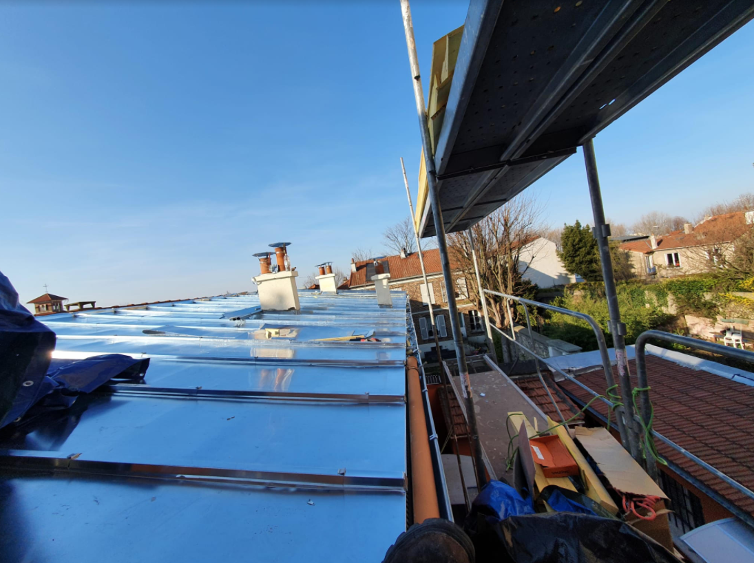 Jolie toiture en zinc.