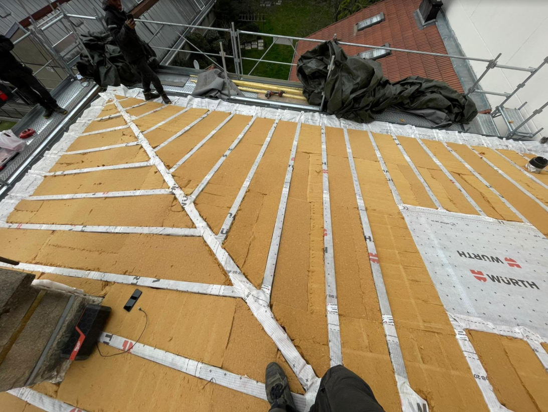 Toiture avec isolant posé.