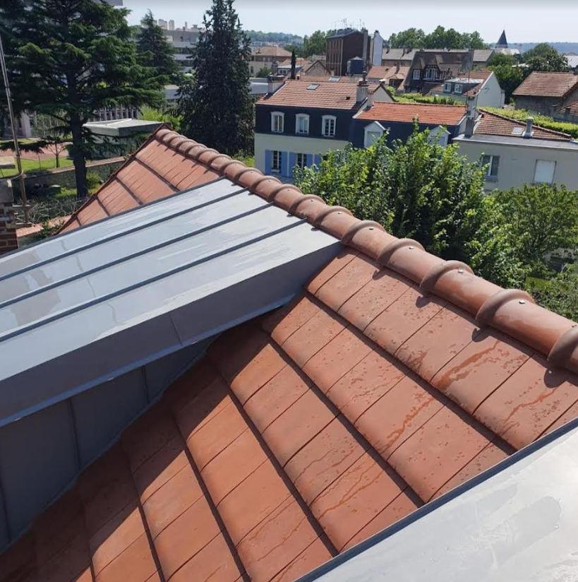 Une toiture avec une partie en zinc.