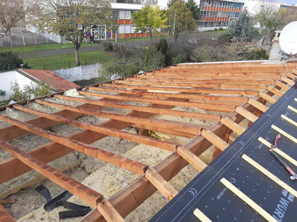 Création d'une charpente en bois.