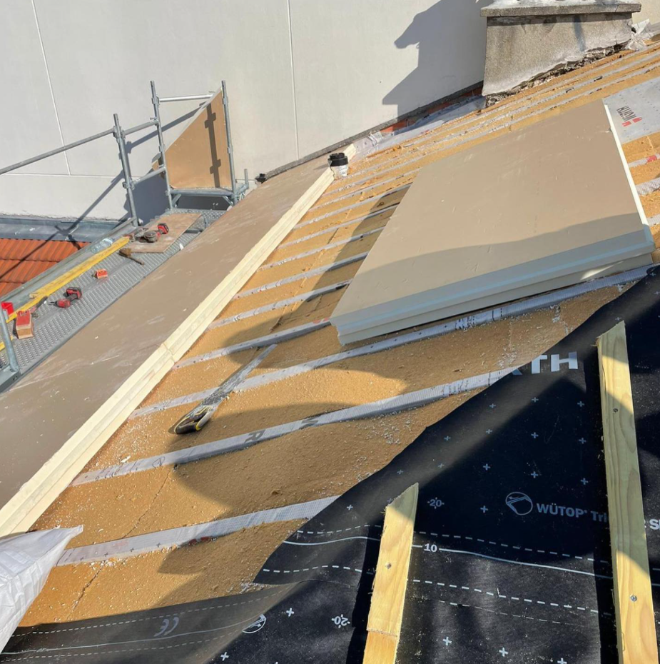 Panneaux isolants en train d'être posés.