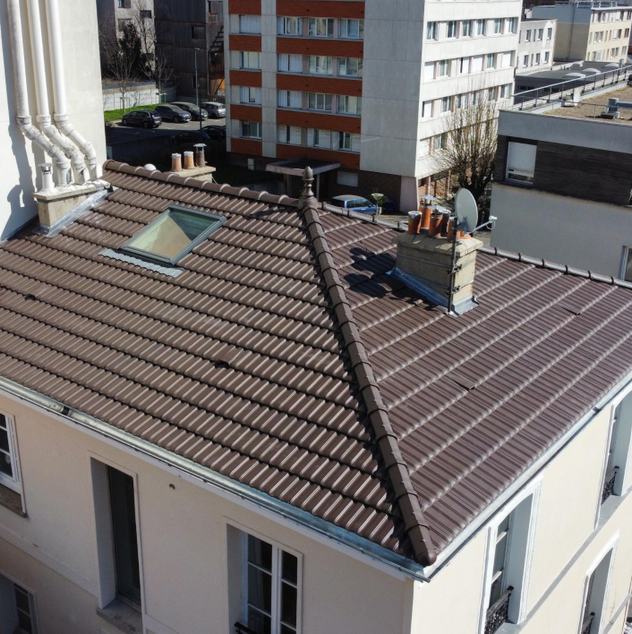 Vue aérienne d'une toiture en ville.