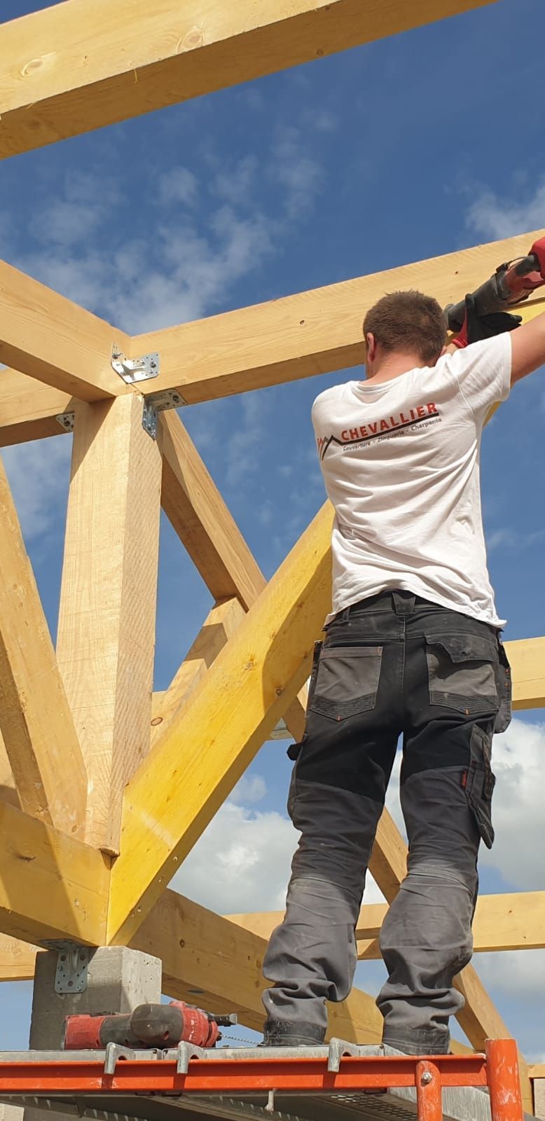 Vue intérieure de la rénovation d'une charpente