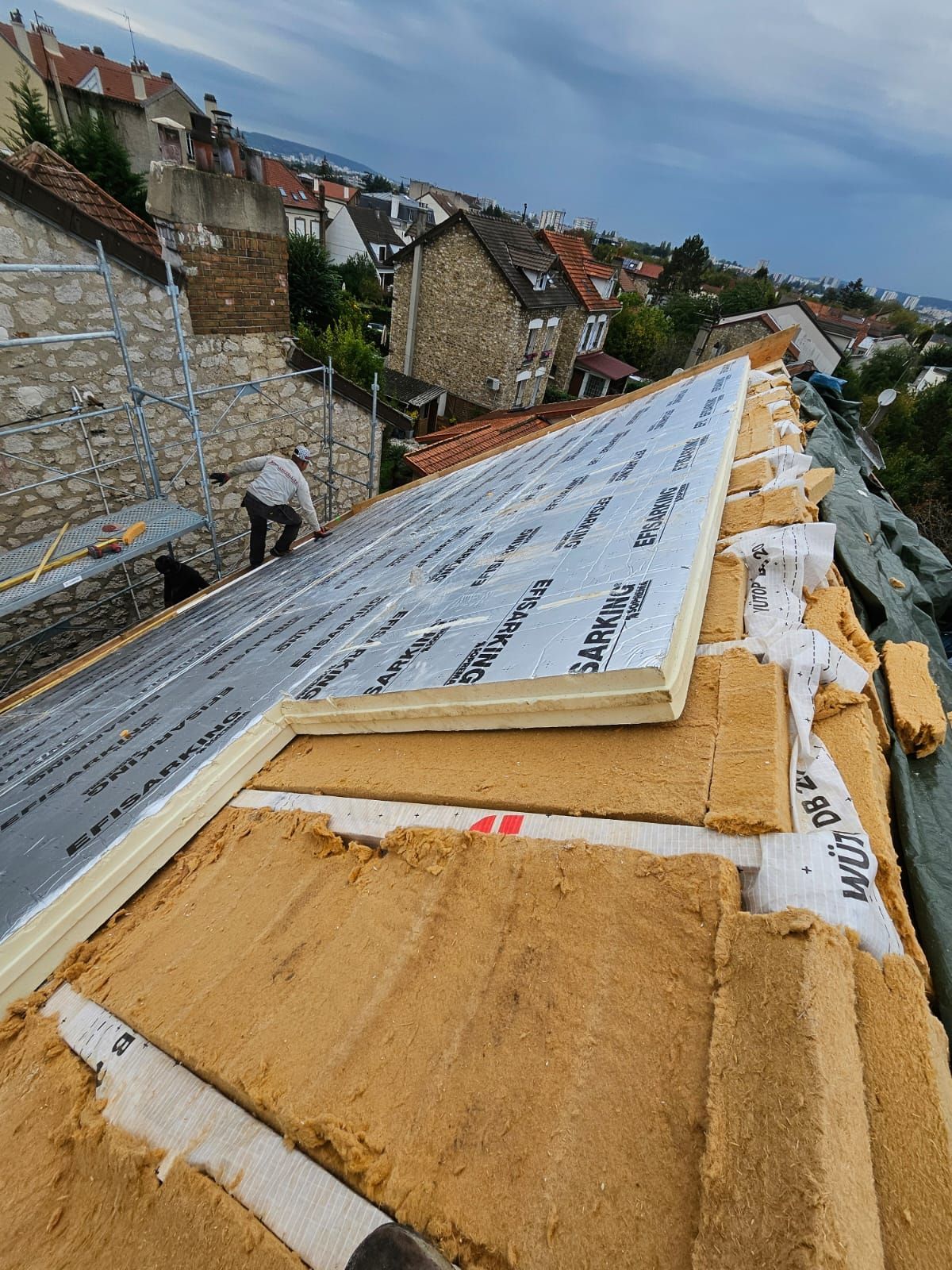 Couches d'isolant pour le sarking d'un toit