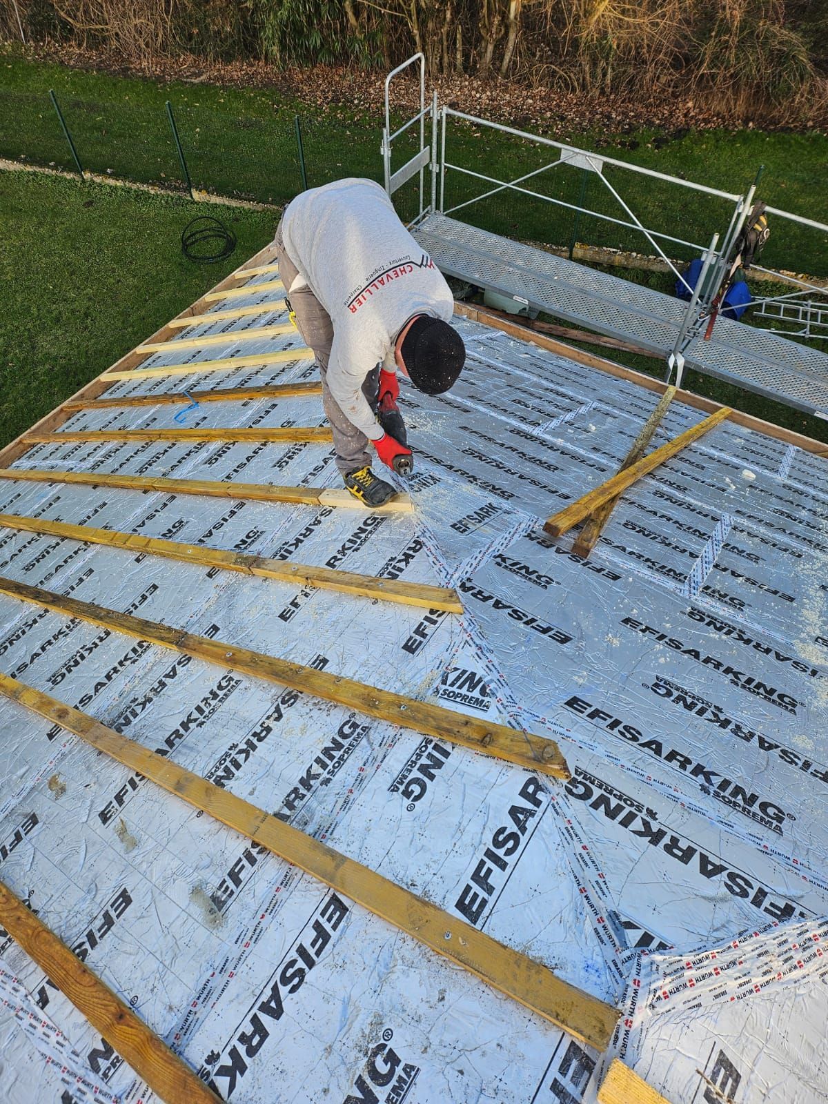 Fixation de panneaux isolants de sarking