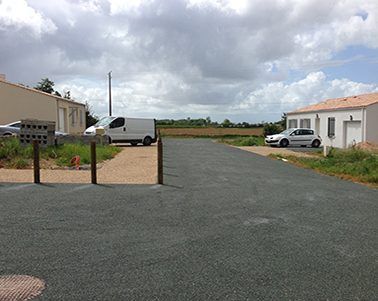 Allée gravillonée dans un lotissement