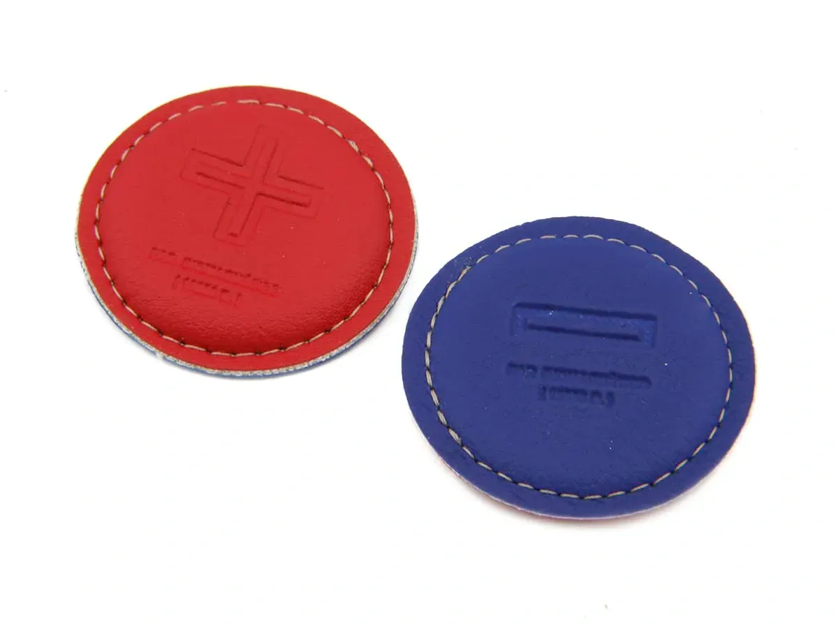 Moneda roja con un signo más junto a una moneda azul con un signo igual.