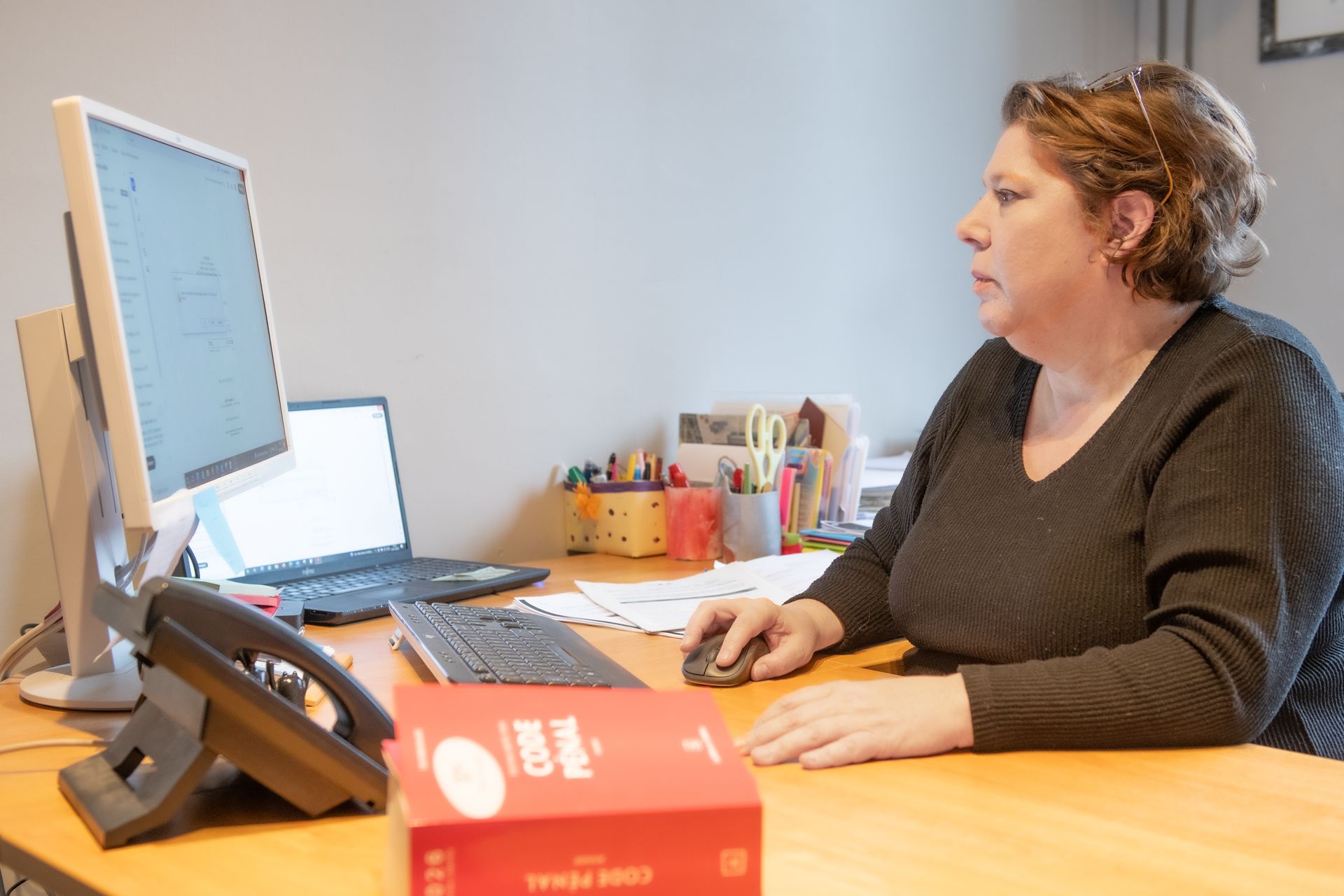 Femme qui travaille devant son ordinateur à son bureau