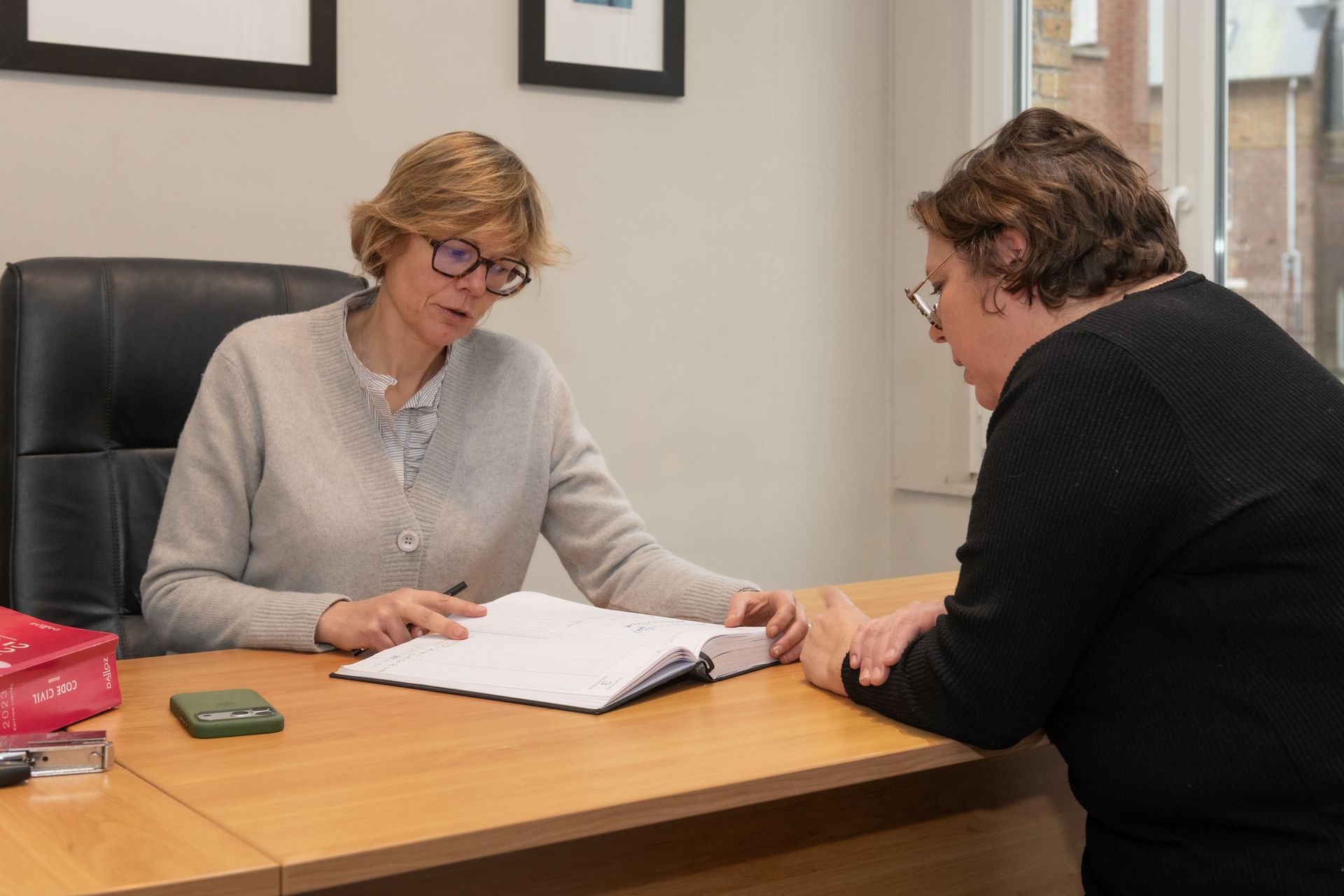 Deux avocates travaillent ensemble