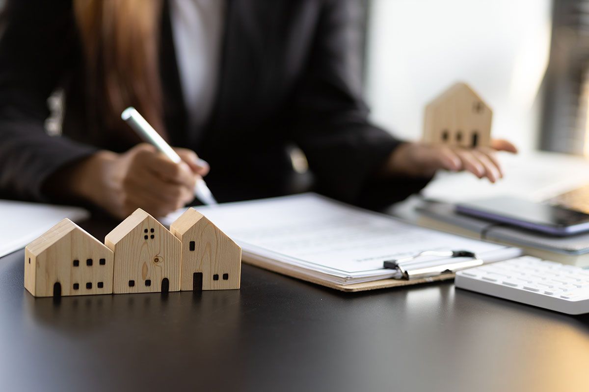Femme d'affaires signant un contrat légalement pour l'achat, l'hypothèque et la location de biens immobiliers