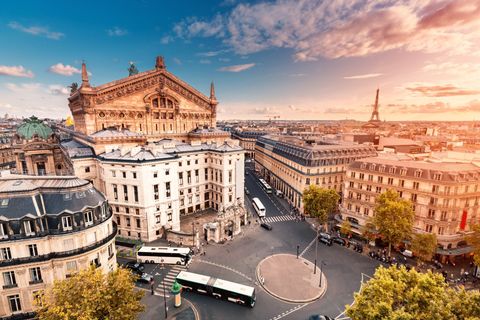 Vue de Paris, avec l'opéra Garnier au premier plan et la Tour Eiffel au loin ; journée ensoleillée.