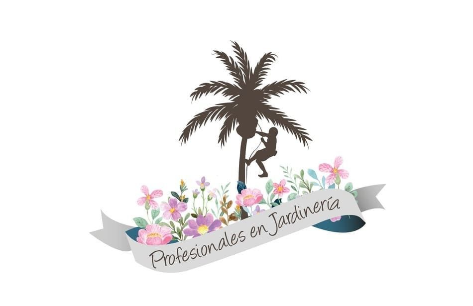 Un hombre está trepando una palmera con flores al fondo.