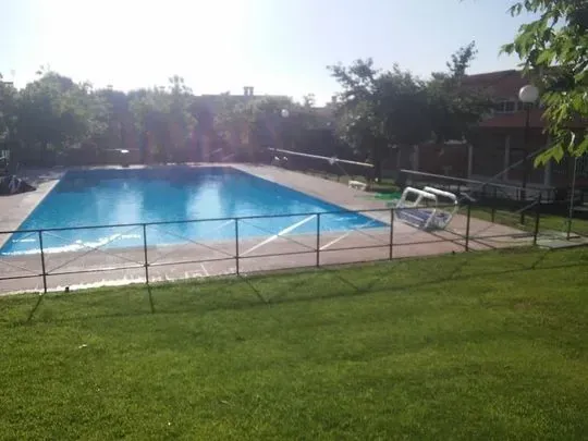 Una gran piscina con una valla alrededor.