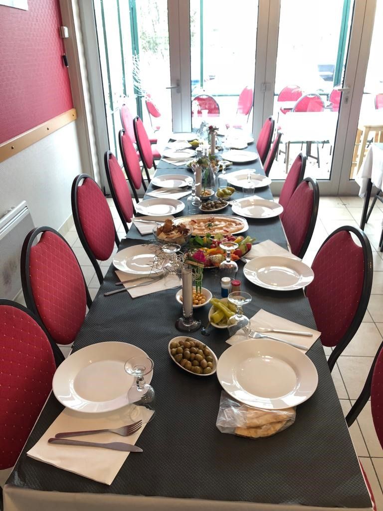 Table noire avec couverts mis