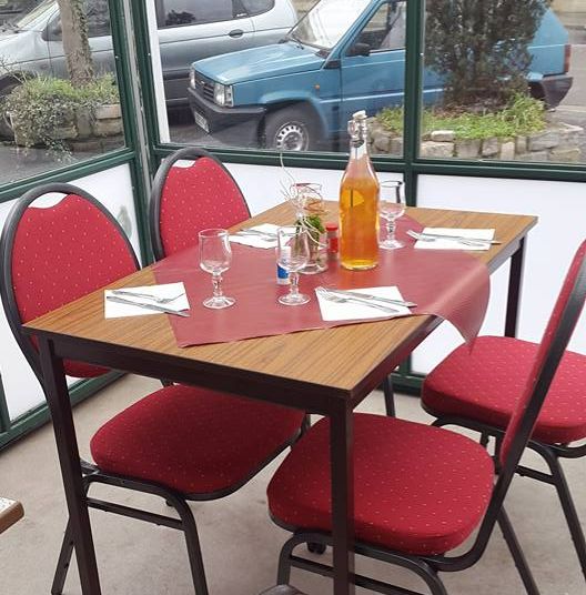 Table en bois et quatre chaises rouges