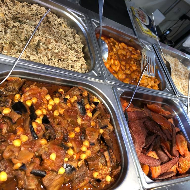 Différents plats dans des boîtes en fer