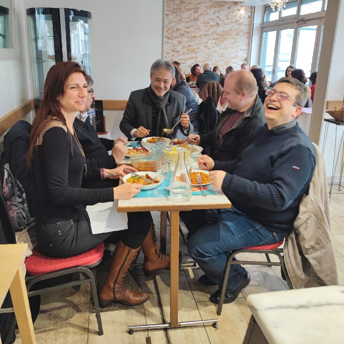 Clients en train de manger un couscous