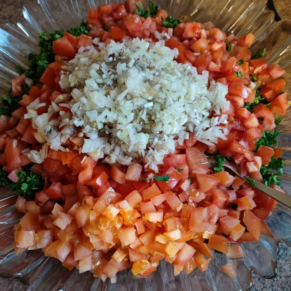 Salade de tomates et poivrons et oignons