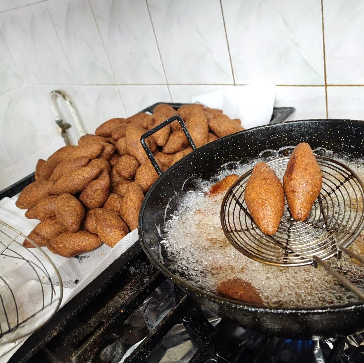 Kebbés en train d'être frits en train d'être frits