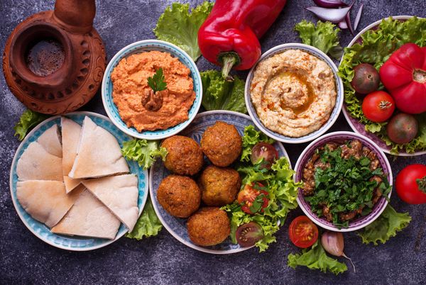 Différents plats de houmous et kebbés libanais