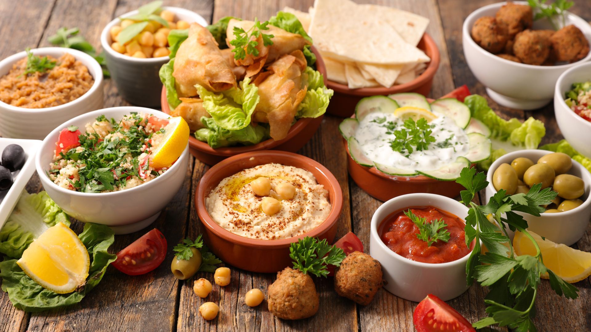 Différentes sauces : houmous, olives, falafels, samosas