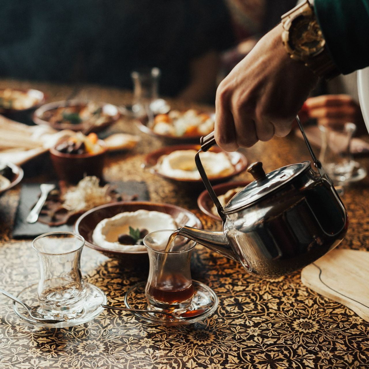 Thé en train d'être servi dans un verre à thé