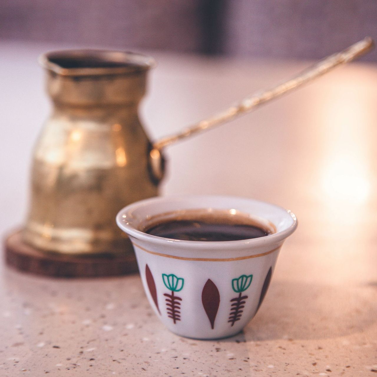 Café dans tasse et cafetière traditionnelles