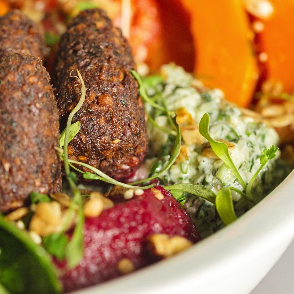 Salade avec falafels et tomate séchée