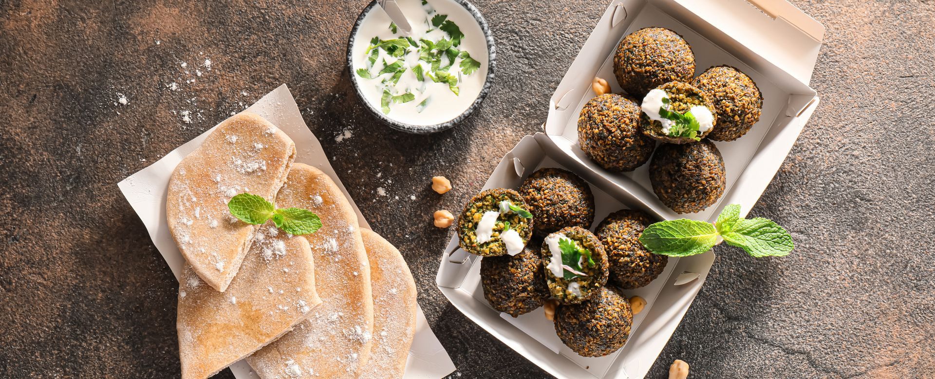 Boîte de falafels avec tzatziki et pitas