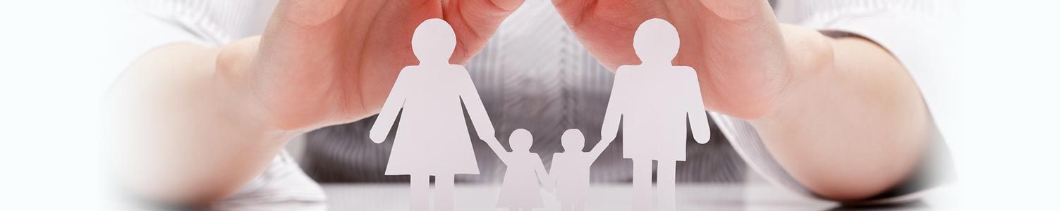 Des mains protégeant une icône de famille grâce à un bouclier lumineux superposé