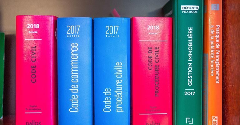 Livres de droit sur une étagère