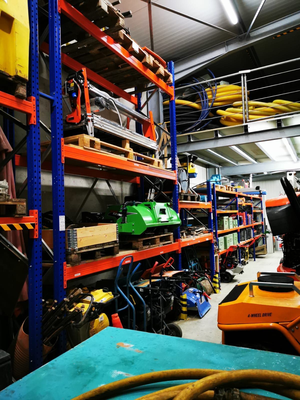 Ein Lager mit vielen Werkzeugen und Geräten