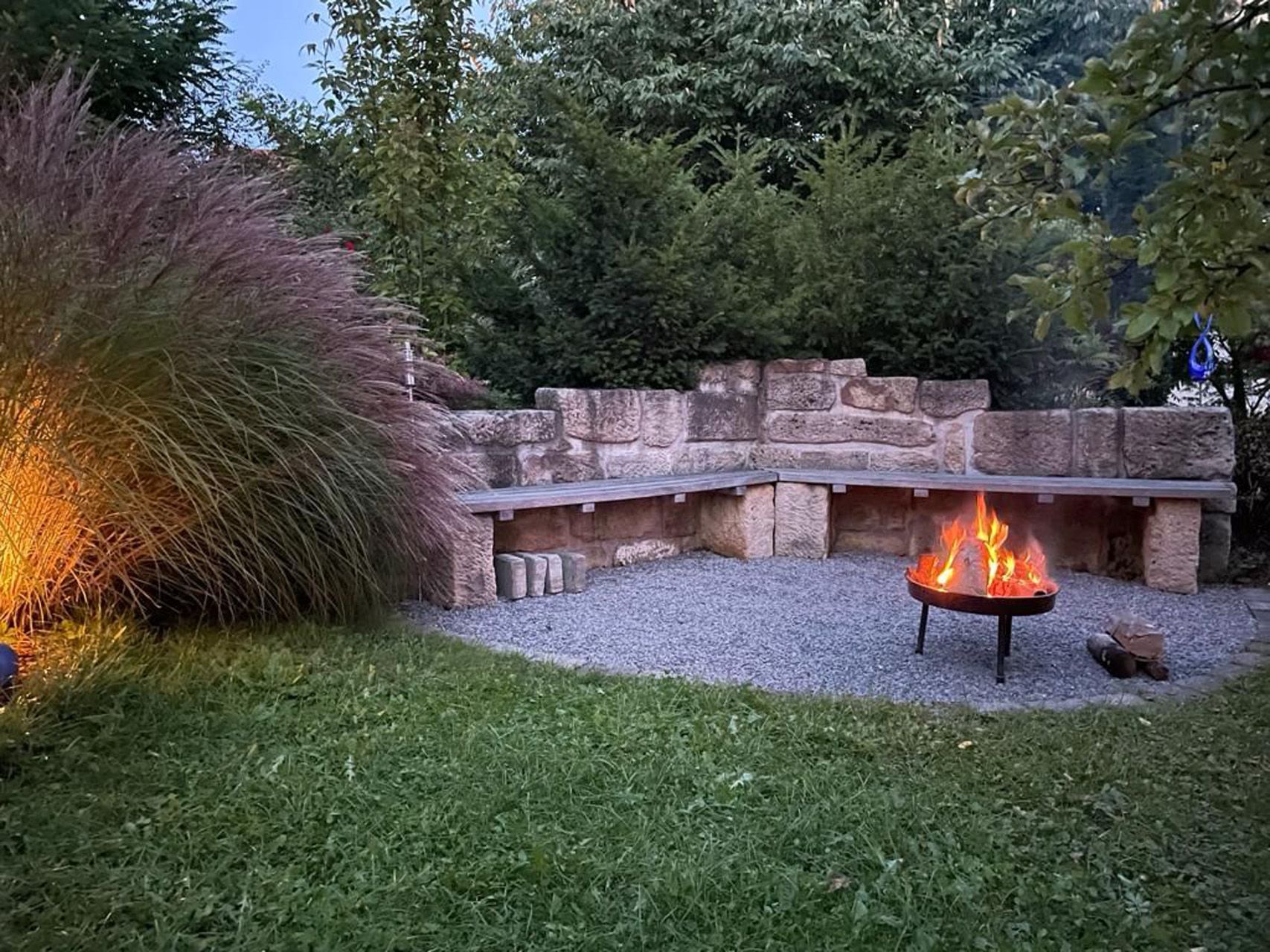 In der Mitte des Hofes befindet sich eine Feuerstelle.