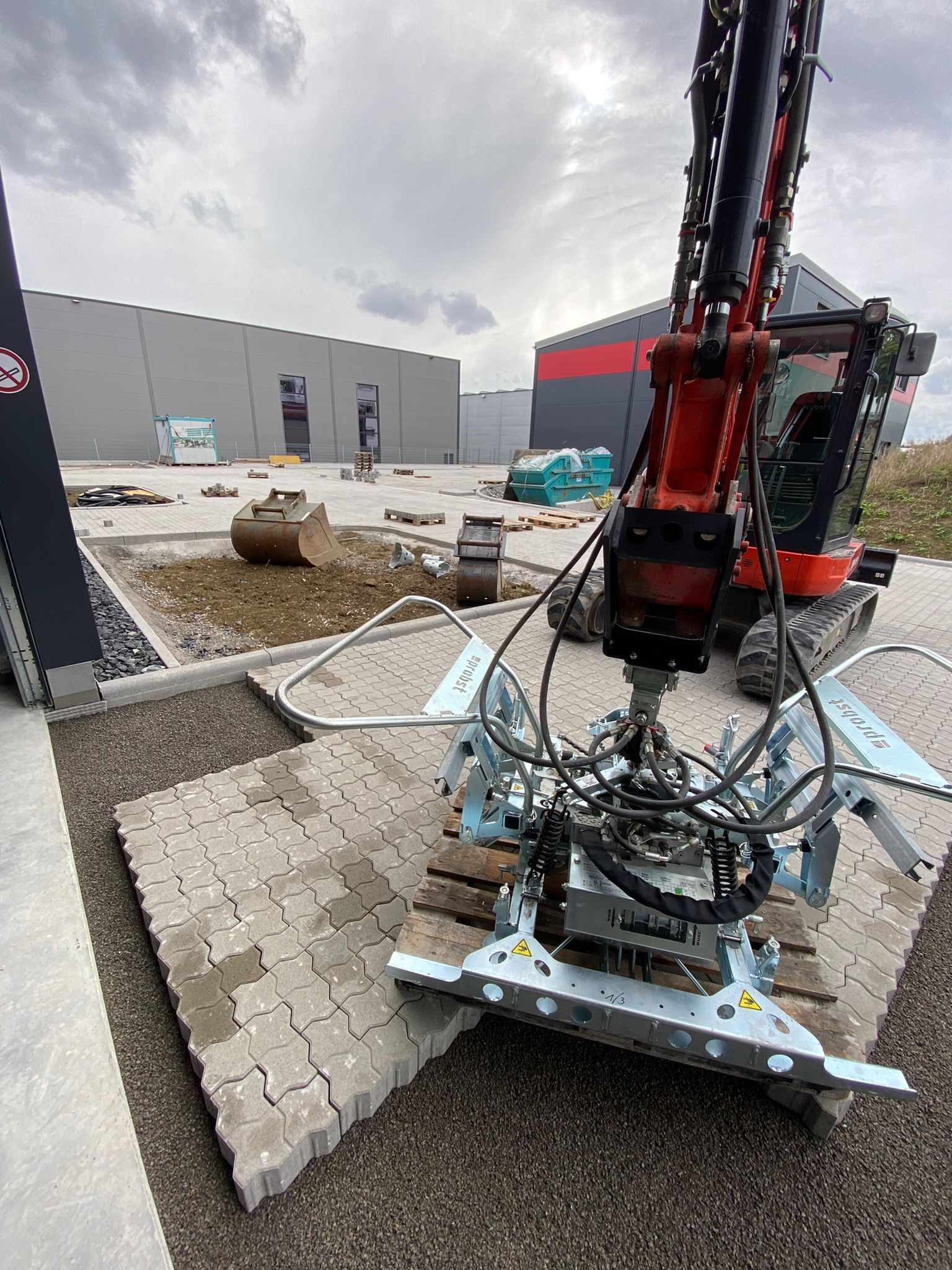 Auf einem Ziegelsteinhaufen steht eine Maschine.