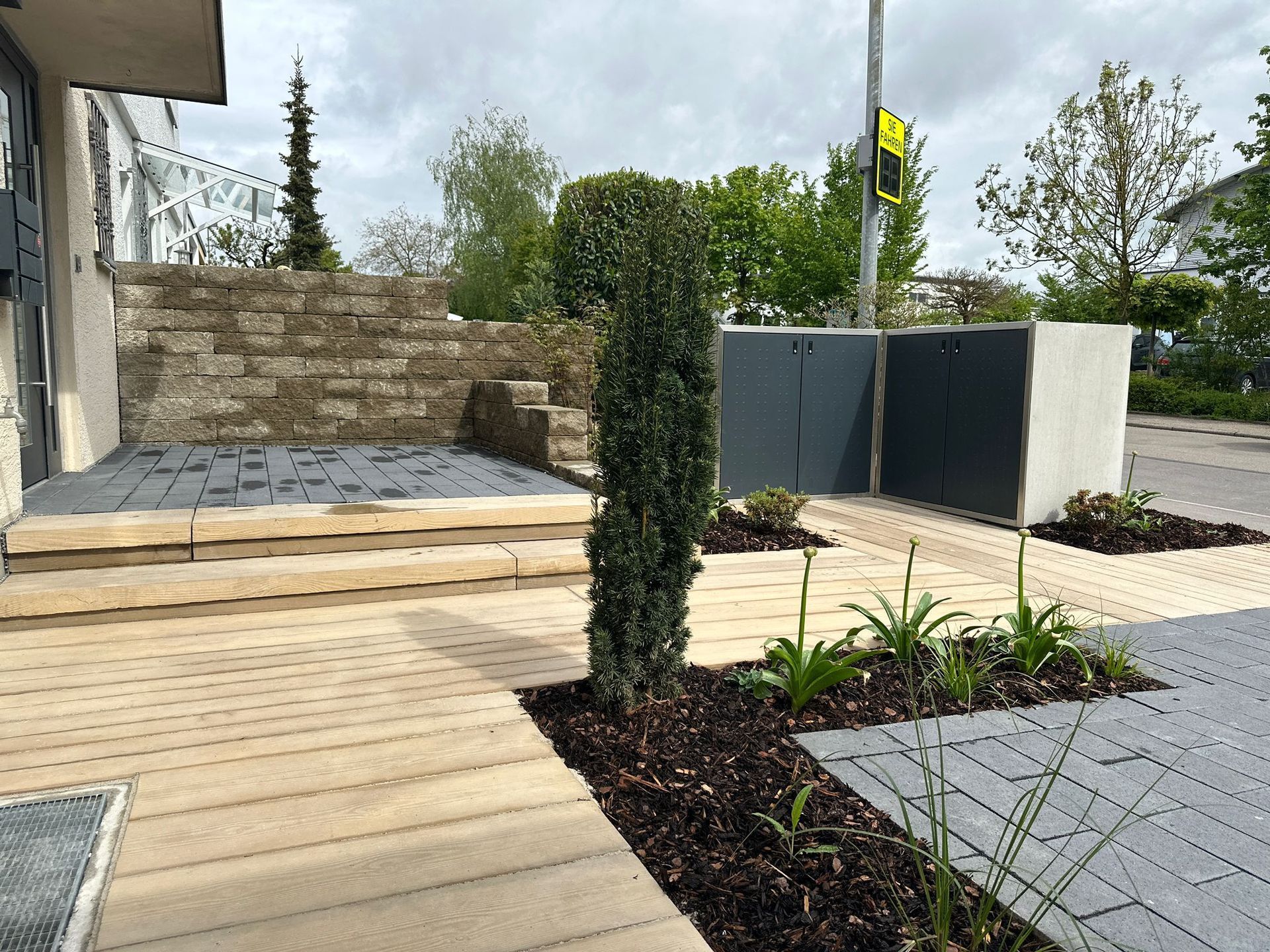 Ein Holzsteg mit Stufen, die zu einem Gebäude hinaufführen