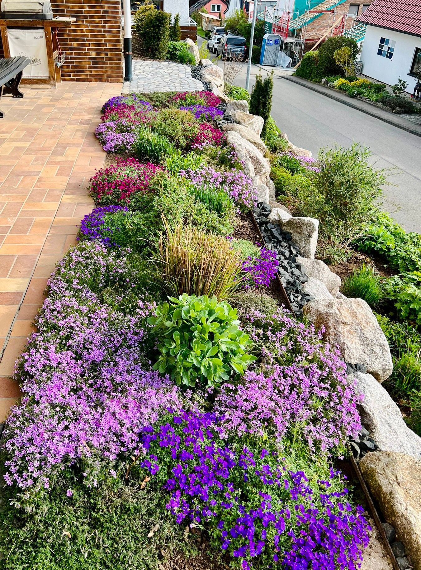 In diesem Garten gibt es viele verschiedene Blumenarten.
