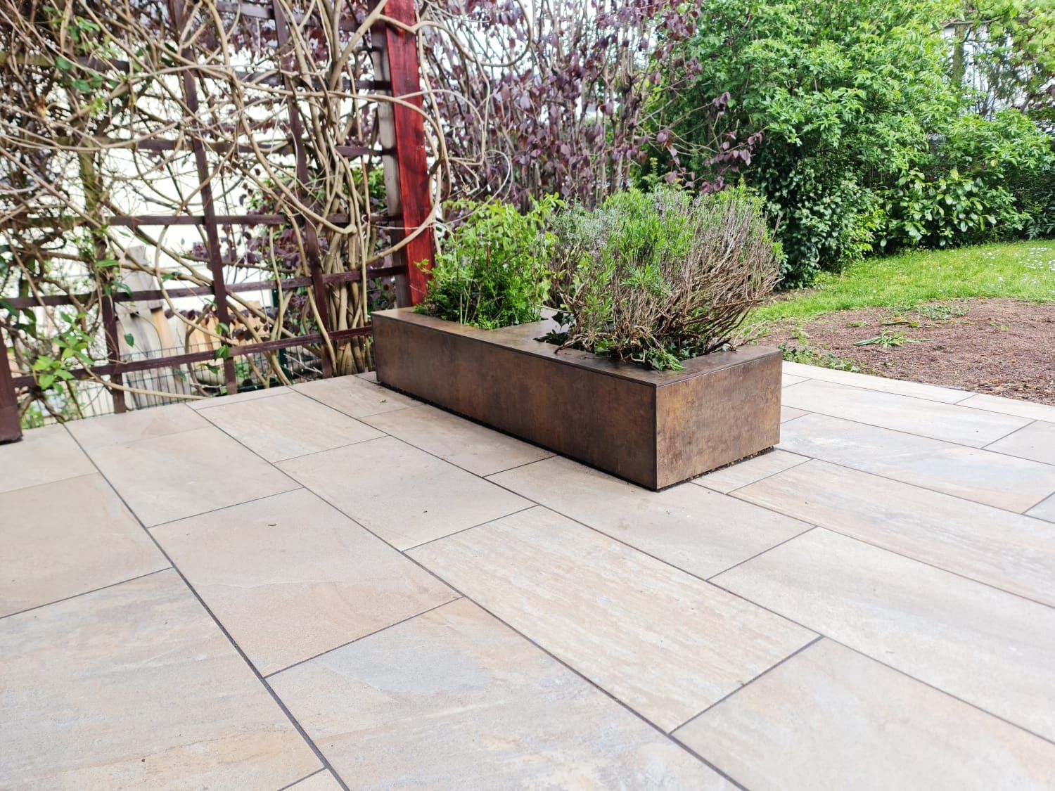 Ein Ziegelweg ist von Steinen und Erde umgeben