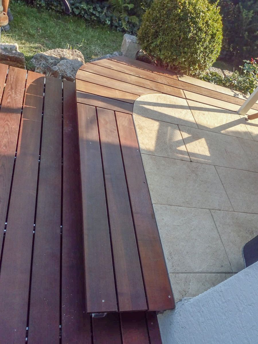 Ein Holzdeck mit Treppen, die hinaufführen