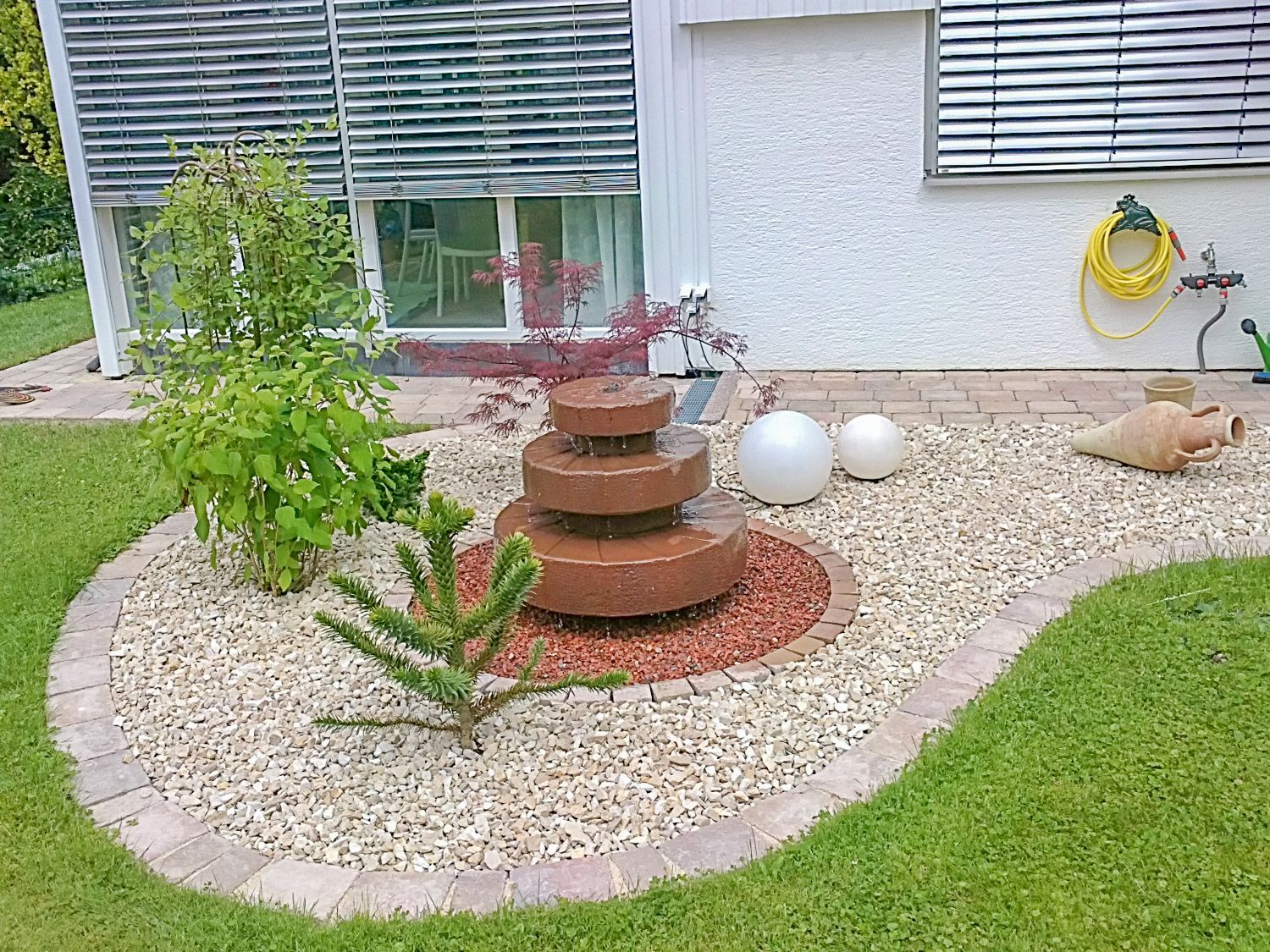 Kleiner Brunnen im Garten