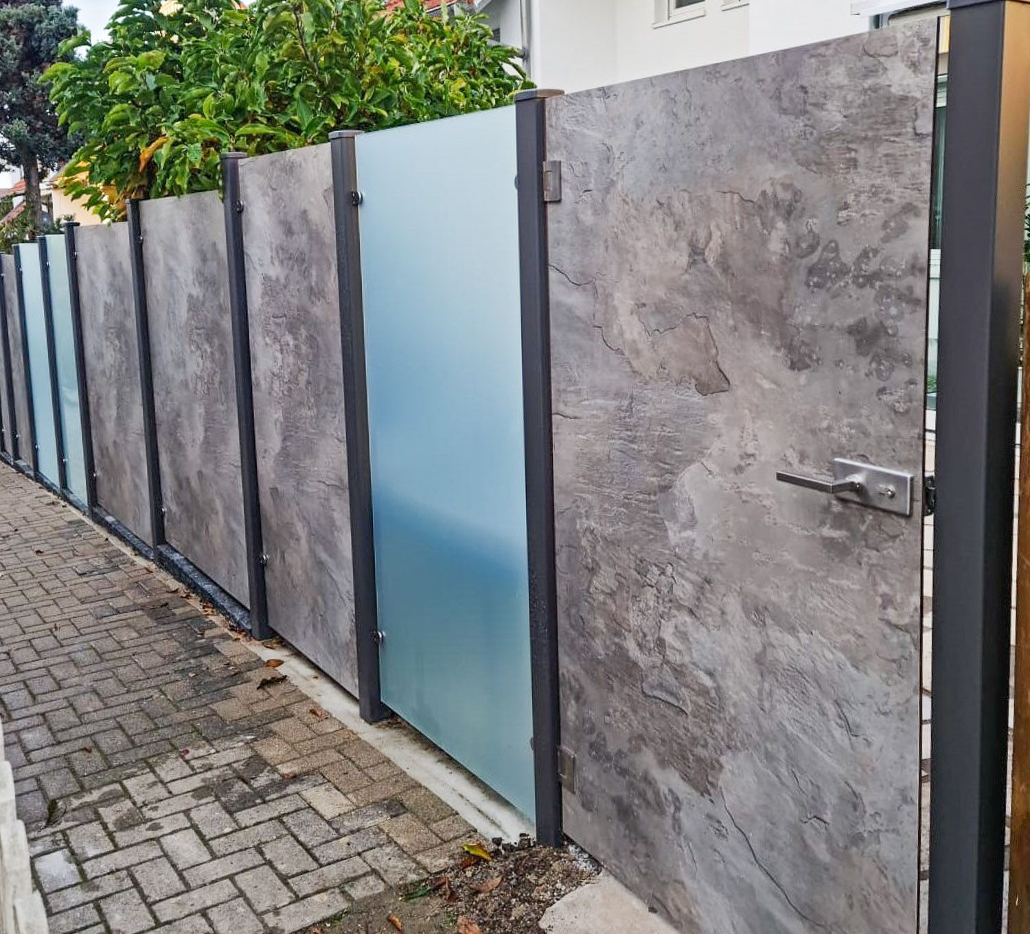 Ein Zaun mit einer Tür in der Mitte