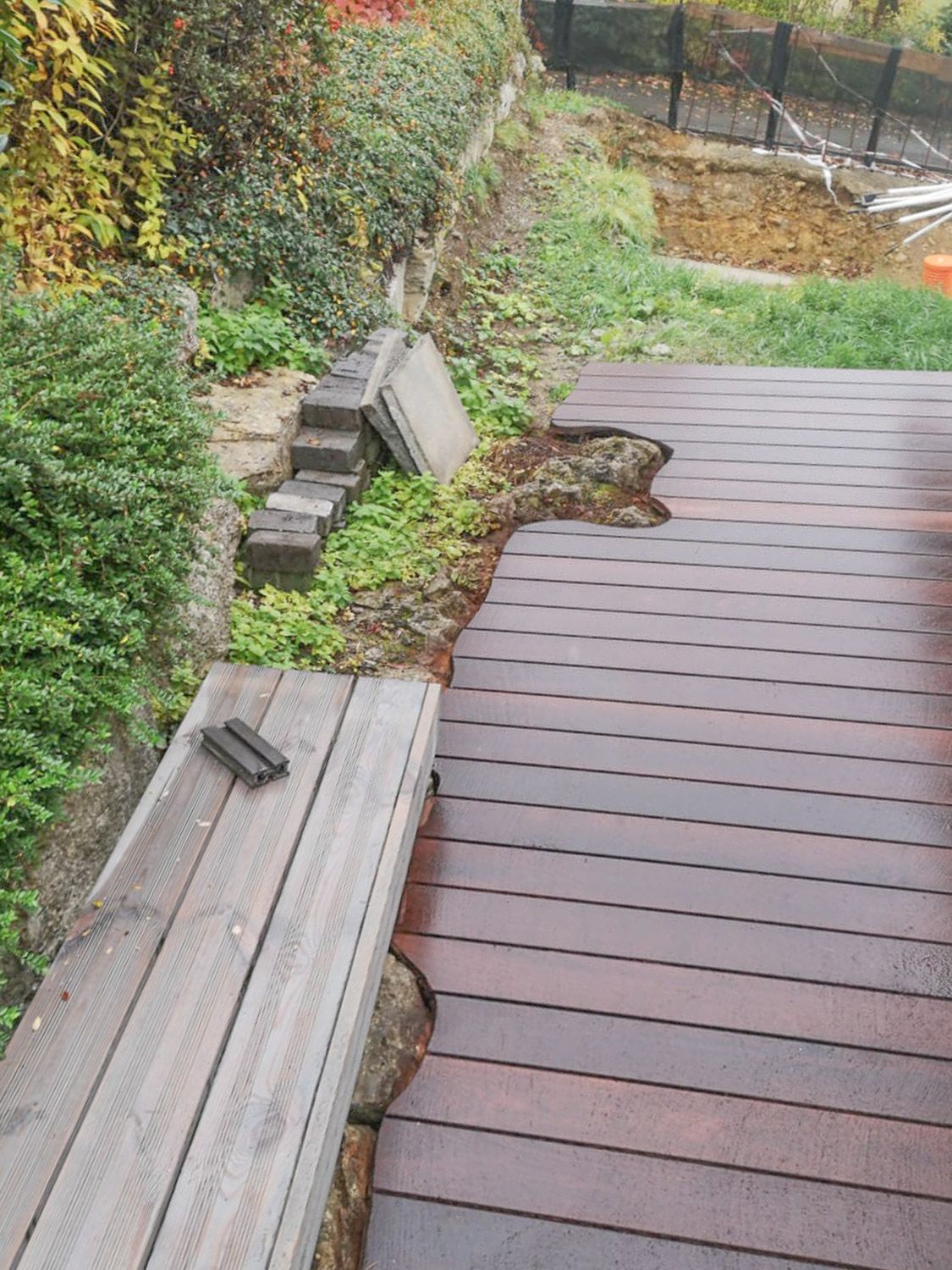 In einem Hinterhof wird eine Holzterrasse gebaut.