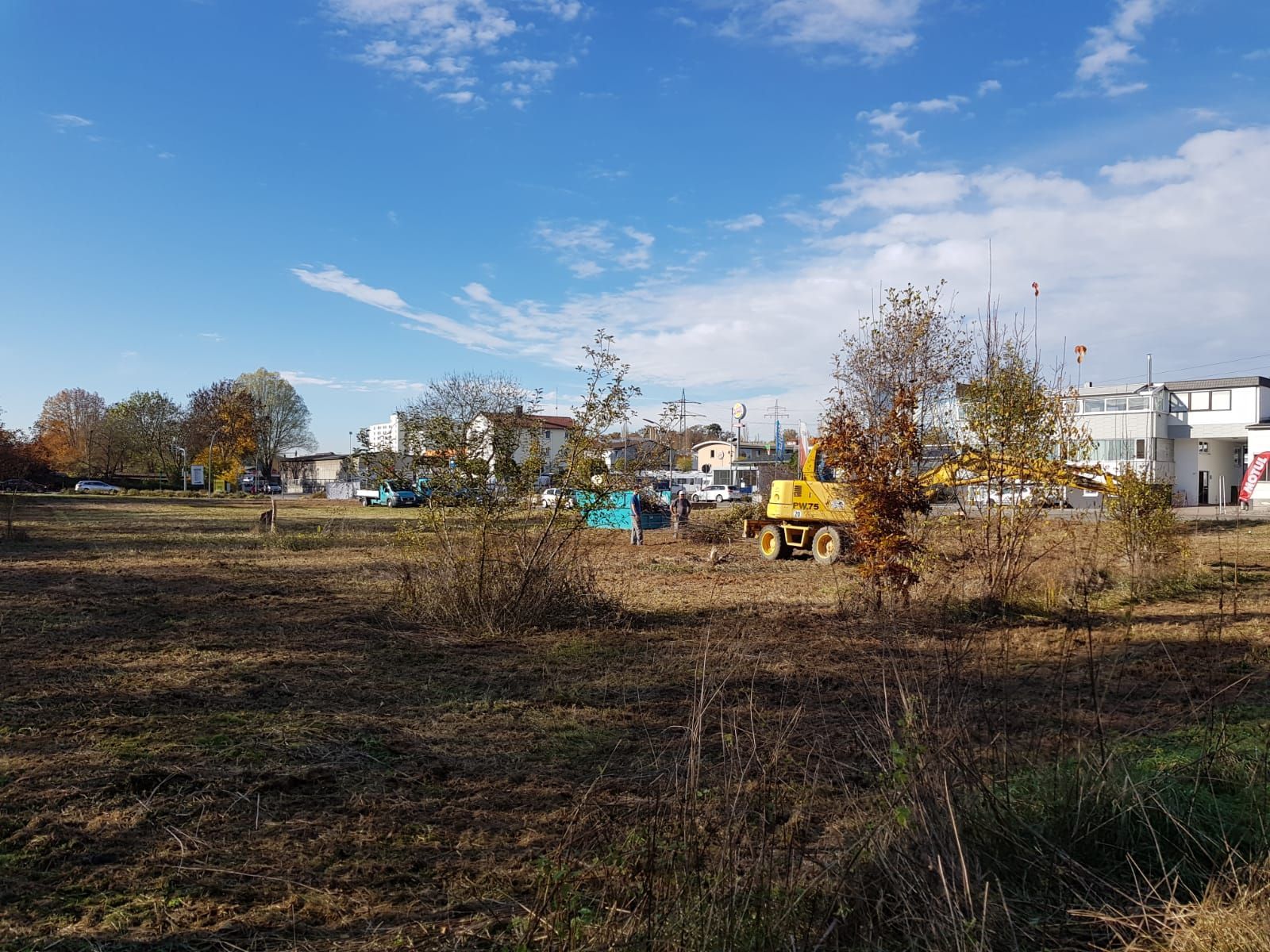 Betonstufen führen zu einer weißen Tür. Die Stufen sind abgenutzt und grau und bilden einen Kontrast zum weißen Gebäude.