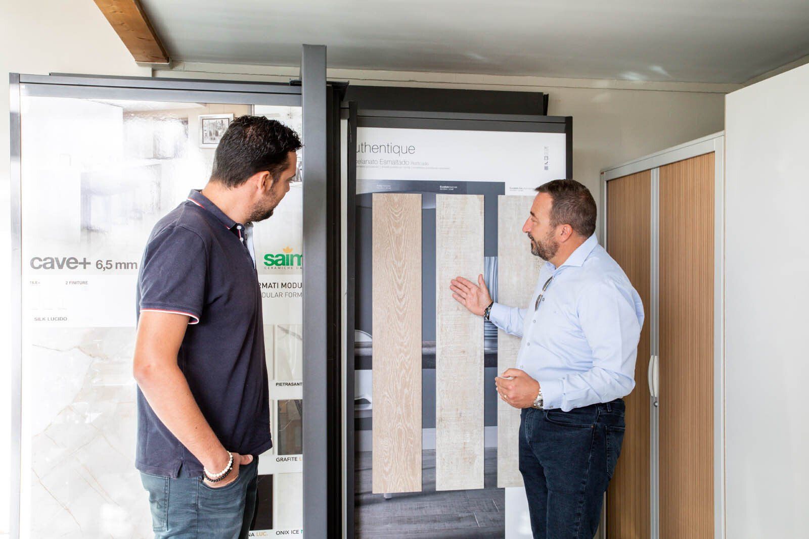 Membre de l'équipe Bailloeuil expliquant à un client mes options des parquets en bois