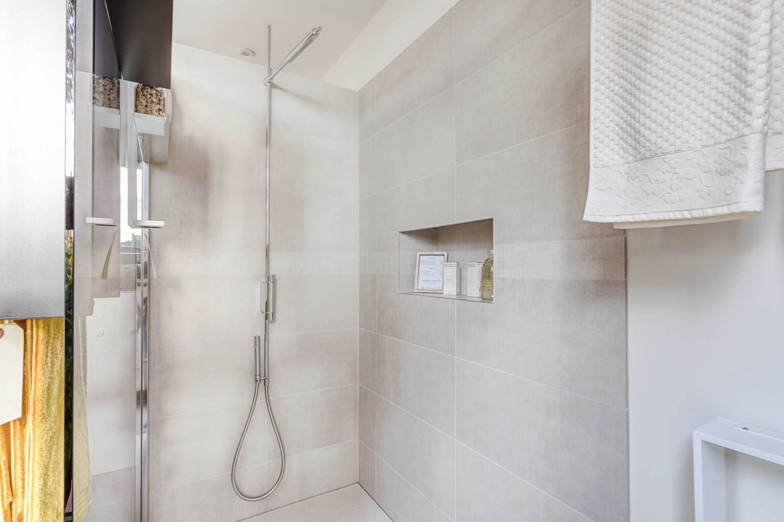 Douche moderne d'une salle de bains