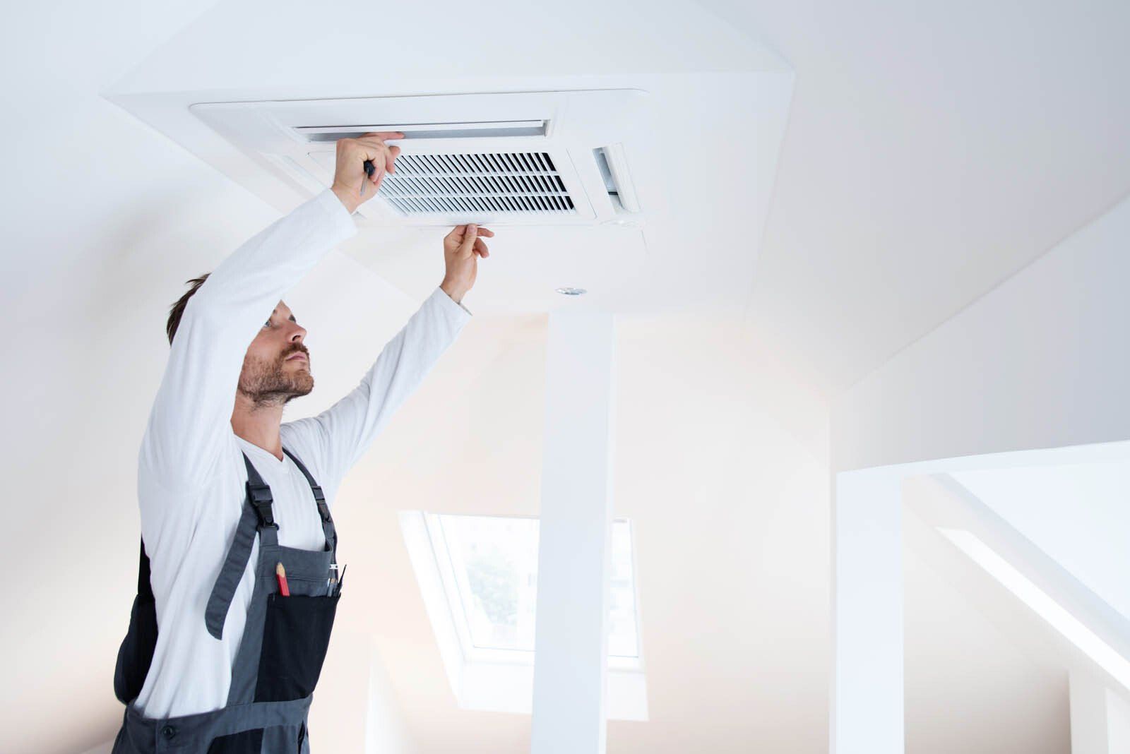 Spécialiste installant un système de climatisation