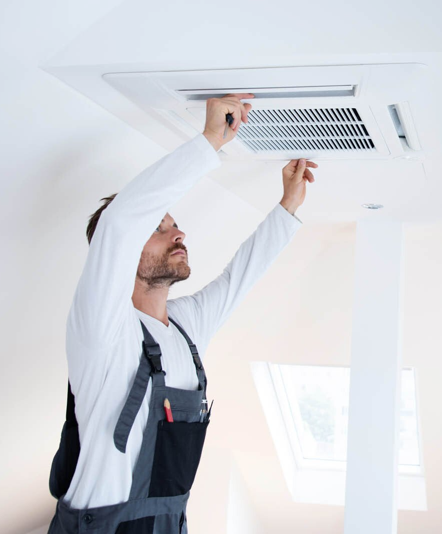 Spécialiste installant un système de climatisation